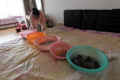夏河楼上漏水，住户失联，小区没物管，业主维权难！律师来支招……